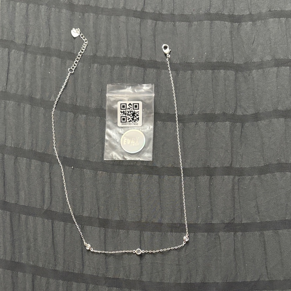 Chic Silver Necklace with Crystal Details